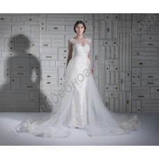 Интересное свадебное платье А-силуэта с широким рукавом